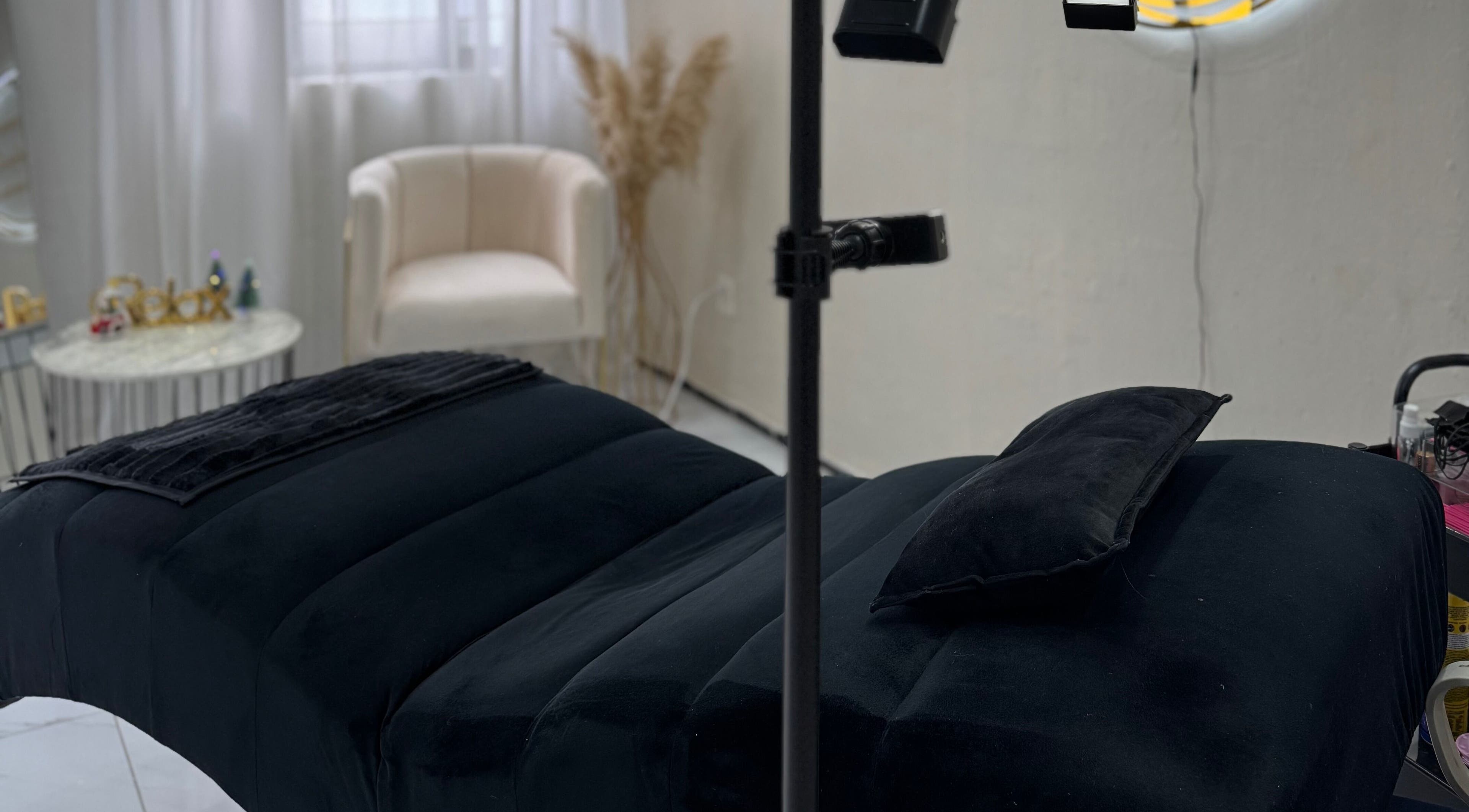 Área de tratamiento en Diana Castro | BROWS & LASHES, Zapopan, Jalisco, MX, con cama y silla elegante.