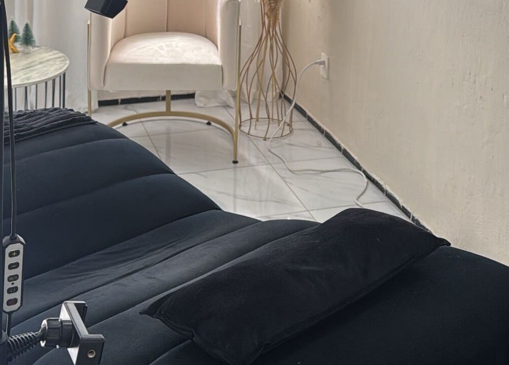 Sala de tratamientos en Diana Castro | BROWS & LASHES, Zapopan, Jalisco, MX con camilla negra y decoración minimalista.