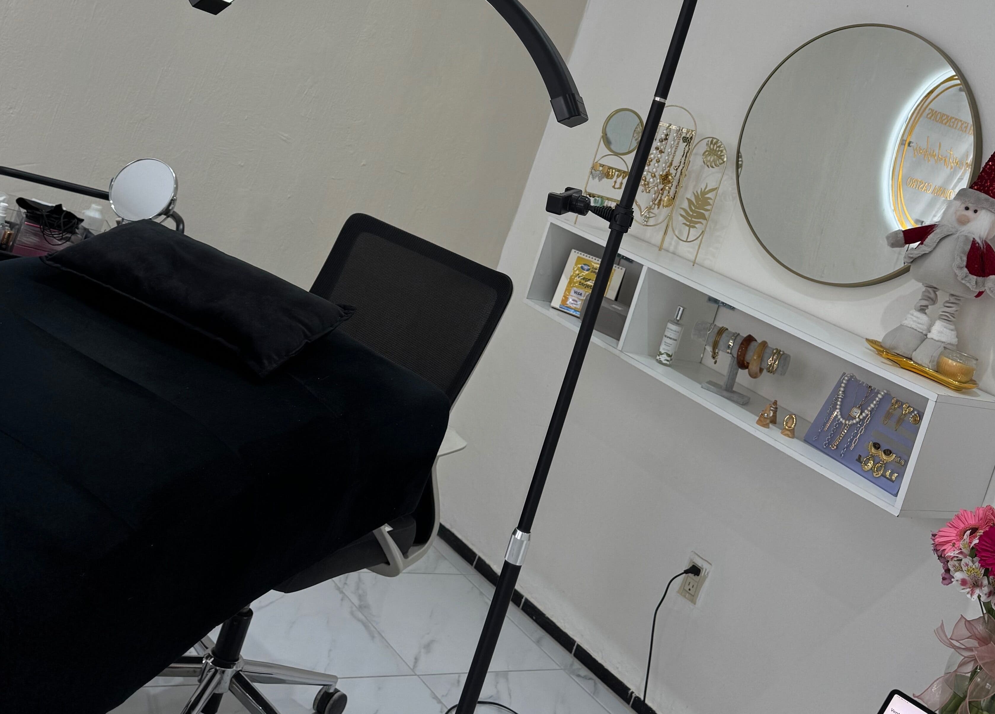 Sala de tratamiento en Diana Castro | BROWS & LASHES, Zapopan, Jalisco, MX con decoración elegante y flores frescas.