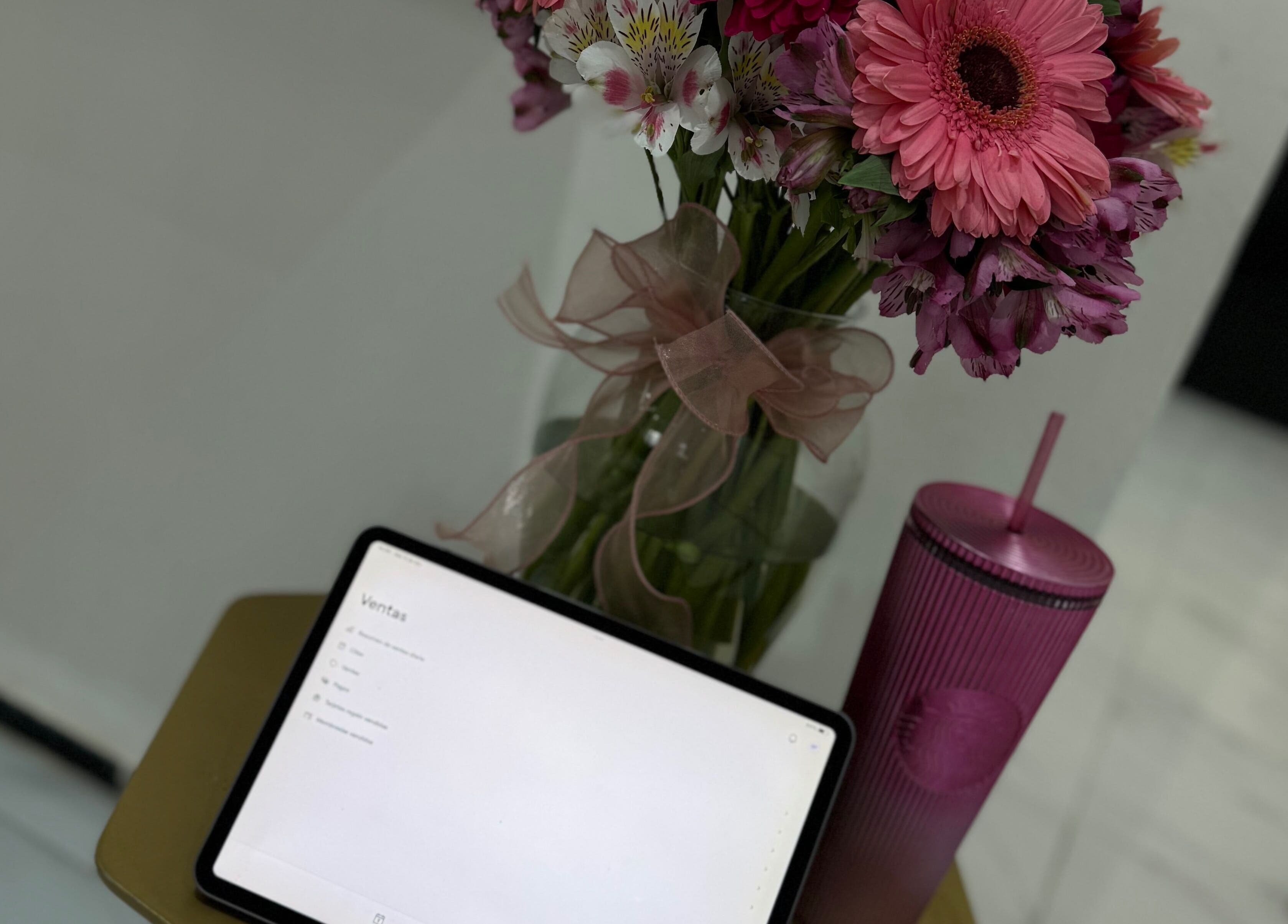 Ramo floral junto a tableta en Diana Castro | BROWS & LASHES, Zapopan, Jalisco, MX.