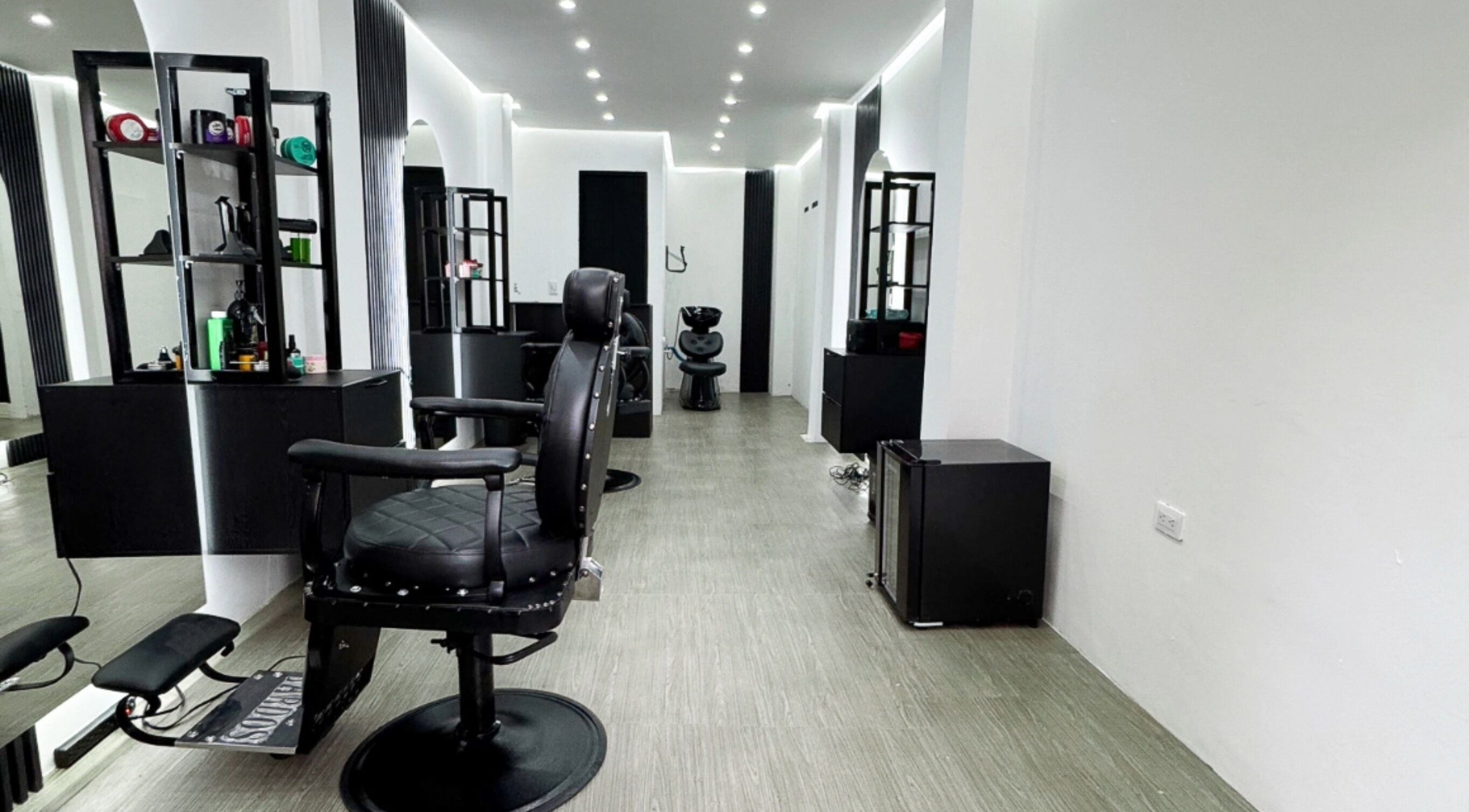 Interior moderno de Bardos Salon en Medellín, Antioquia, CO con asientos estilizados y luz elegante.