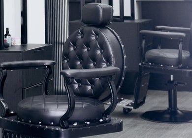 Sillas elegantes en Bardos Salon, Medellín, Antioquia, CO, reflejando lujo y confort.
