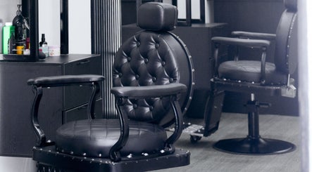 Sillas elegantes en Bardos Salon, Medellín, Antioquia, CO, reflejando lujo y confort.