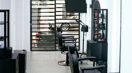 Zona de sillas y espejos en Bardos Salon, Medellín, Antioquia, CO, destacando diseño moderno y comodidad.