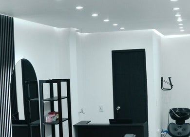 Interior moderno de Bardos Salon en Medellín, Antioquia, CO, con diseño minimalista en blanco y negro.