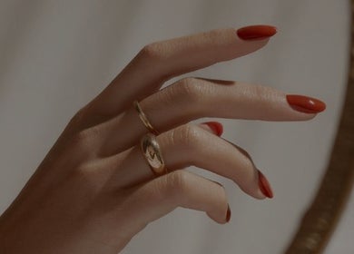 Mano con uñas rojas en Lit Nail Spa, Cuenca, Azuay, EC, reflejando elegancia y cuidado personal.