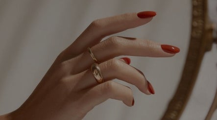 Mano con uñas rojas en Lit Nail Spa, Cuenca, Azuay, EC, reflejando elegancia y cuidado personal.