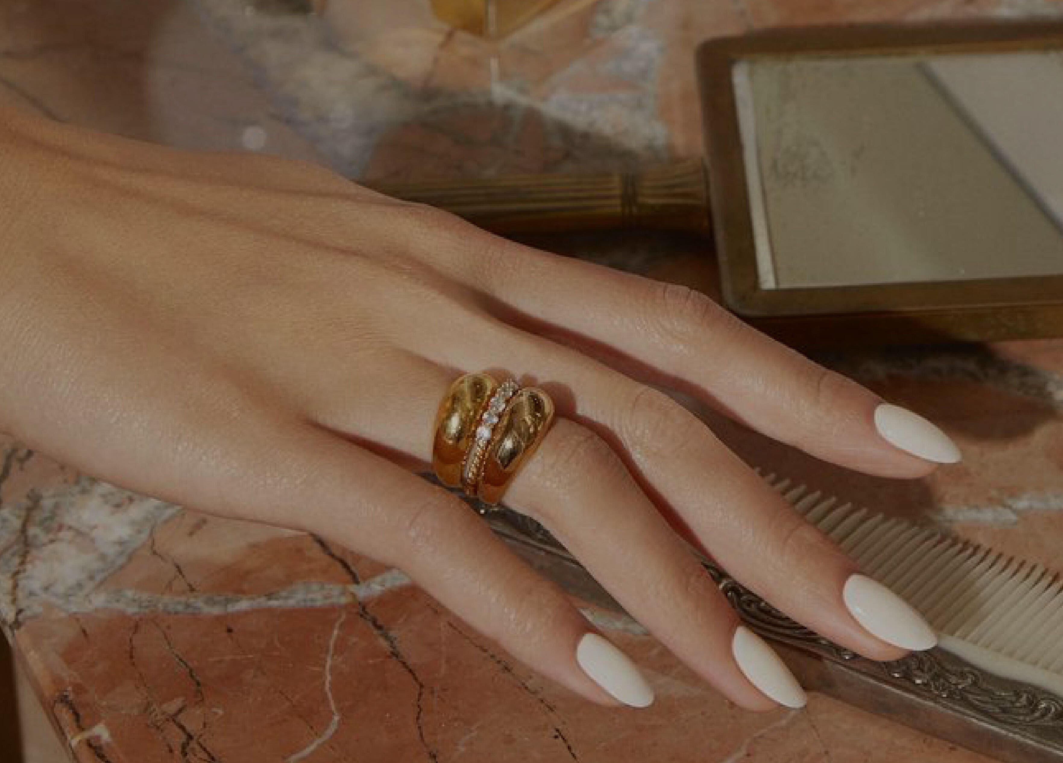 Mano con uñas blancas perfectamente cuidadas en Lit Nail Spa, Cuenca, Azuay, EC.