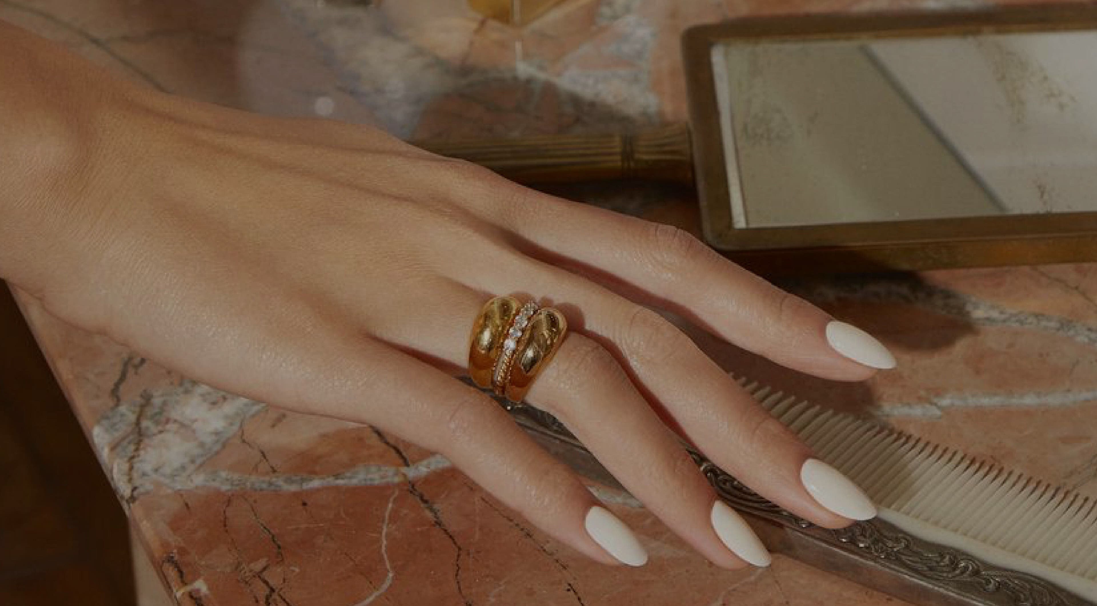 Mano con uñas blancas perfectamente cuidadas en Lit Nail Spa, Cuenca, Azuay, EC.