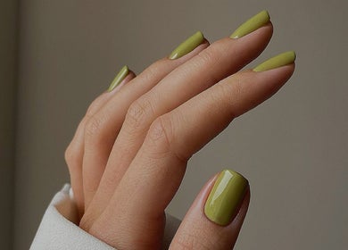 Manicura verde elegante en Lit Nail Spa, Cuenca, Azuay, EC, destacando uñas bien cuidadas.
