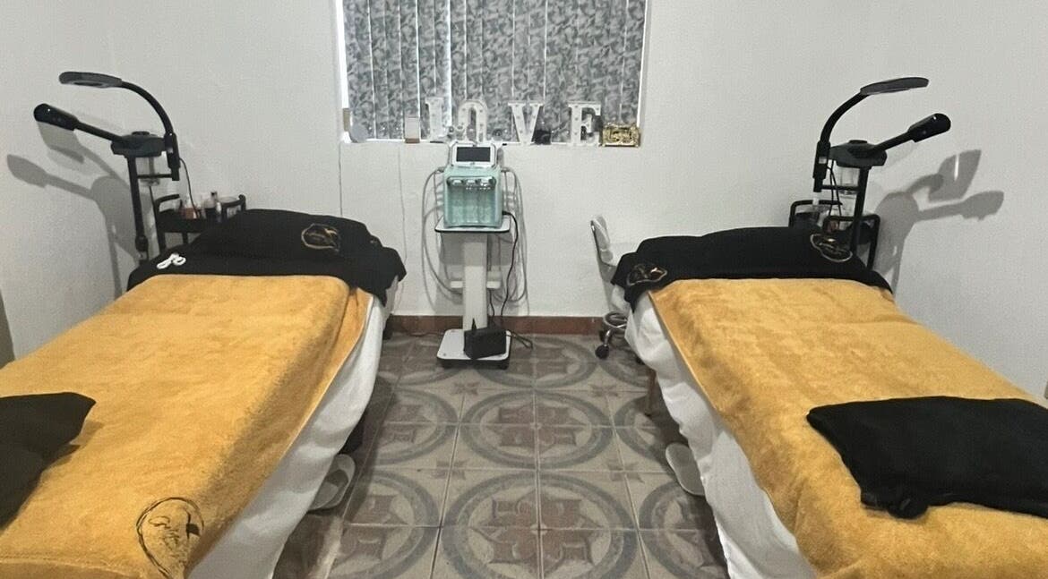 Sala de tratamiento Golden Spa Tampico con camillas en Tampico, Tamaulipas, MX.