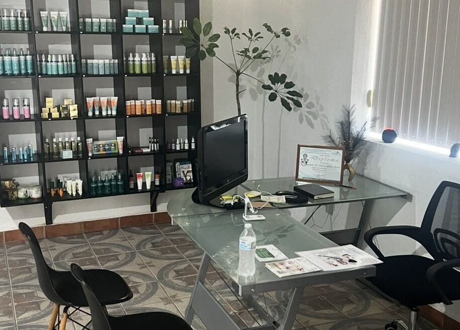 Oficina moderna en Golden Spa Tampico, ubicada en Tampico, Tamaulipas, MX, con productos de belleza y bienestar.