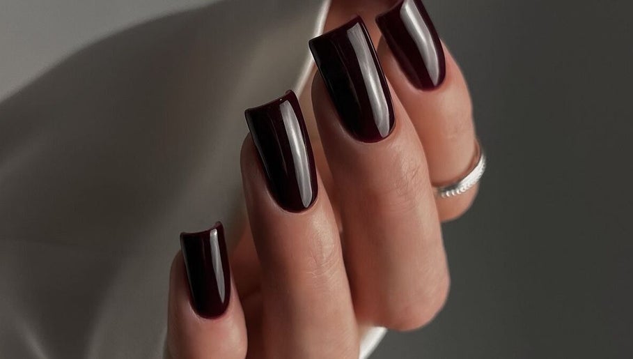 Elegante dunkelrote Nägel bei Nails & Beauty Artist Educator, Östringen, Baden-Württemberg, DE.