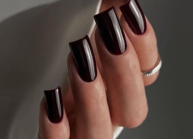 Elegante dunkelrote Nägel bei Nails & Beauty Artist Educator, Östringen, Baden-Württemberg, DE.