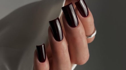 Elegante dunkelrote Nägel bei Nails & Beauty Artist Educator, Östringen, Baden-Württemberg, DE.