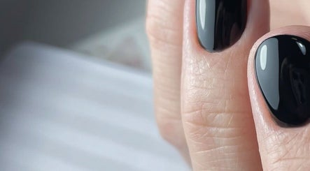 Schwarze polierte Nägel, perfekt gestaltet bei Nails & Beauty Artist Educator in Östringen, Baden-württemberg, DE.