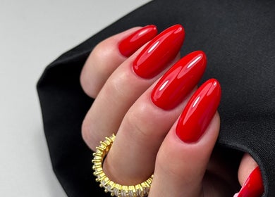 Rote, elegante Nägel bei Nails & Beauty Artist Educator in Östringen, Baden-Württemberg, DE.