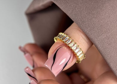 Stilvolle Nagelkunst mit goldener Verzierung bei Nails & Beauty Artist Educator in Östringen, Baden-Württemberg, DE.