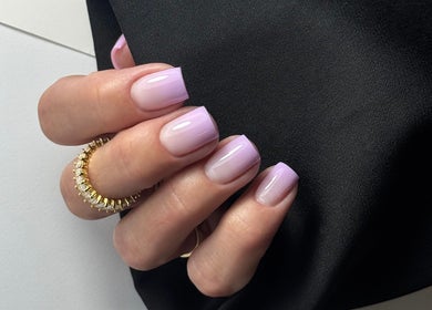 Elegante lila Nägel bei Nails & Beauty Artist Educator, Östringen, Baden-Württemberg, DE.