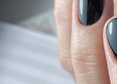 Glänzende schwarze Nägel bei Nails & Beauty Artist Educator in Östringen, Baden-württemberg, DE.