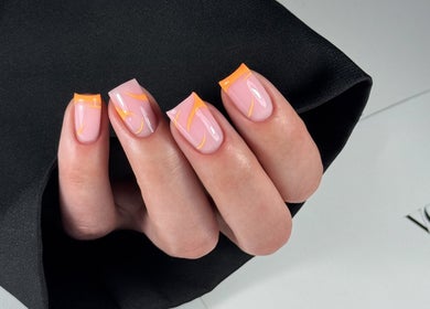 Glänzende Maniküre bei Nails & Beauty Artist Educator, Östringen, Baden-Württemberg, DE.