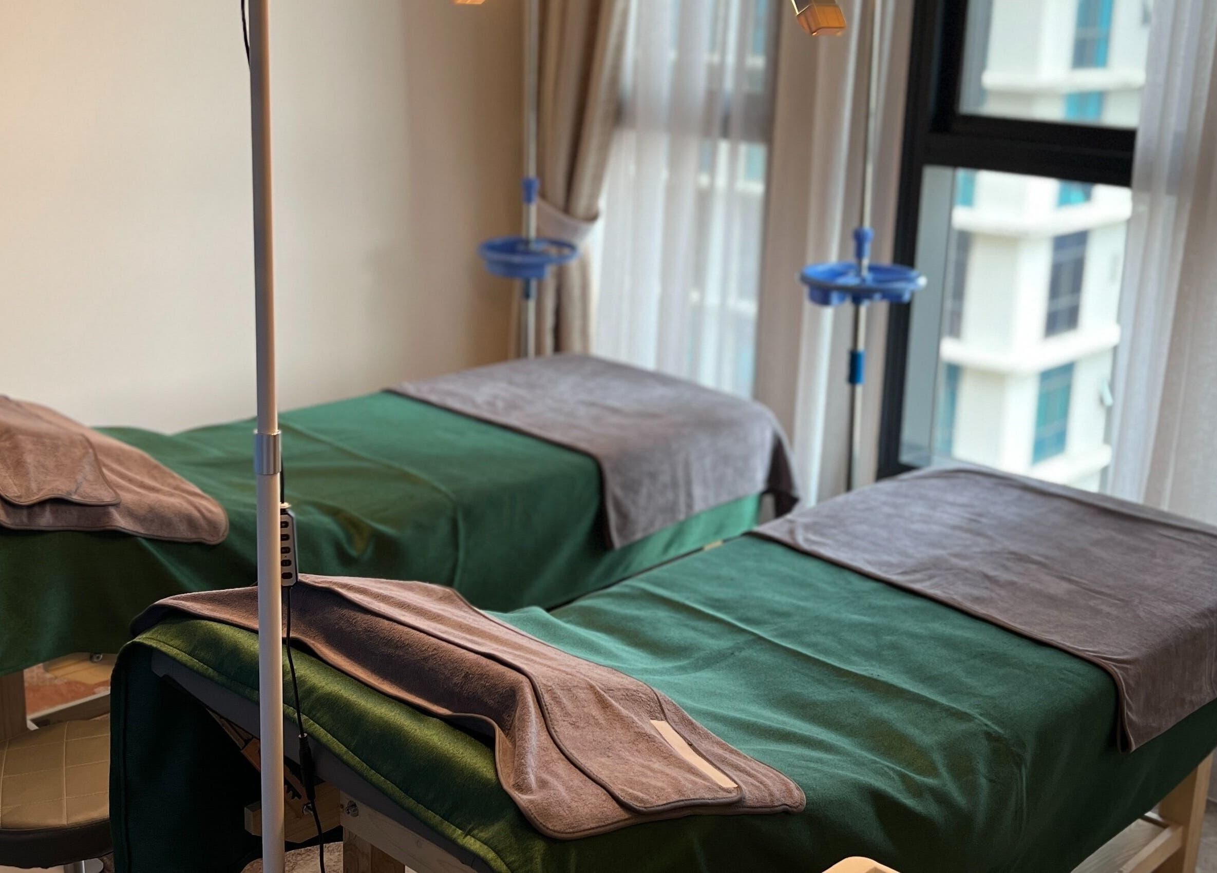 Calming treatment room at Zara Aesthetic, Kuala Lumpur, Wilayah Persekutuan Kuala Lumpur, MY with massage beds.