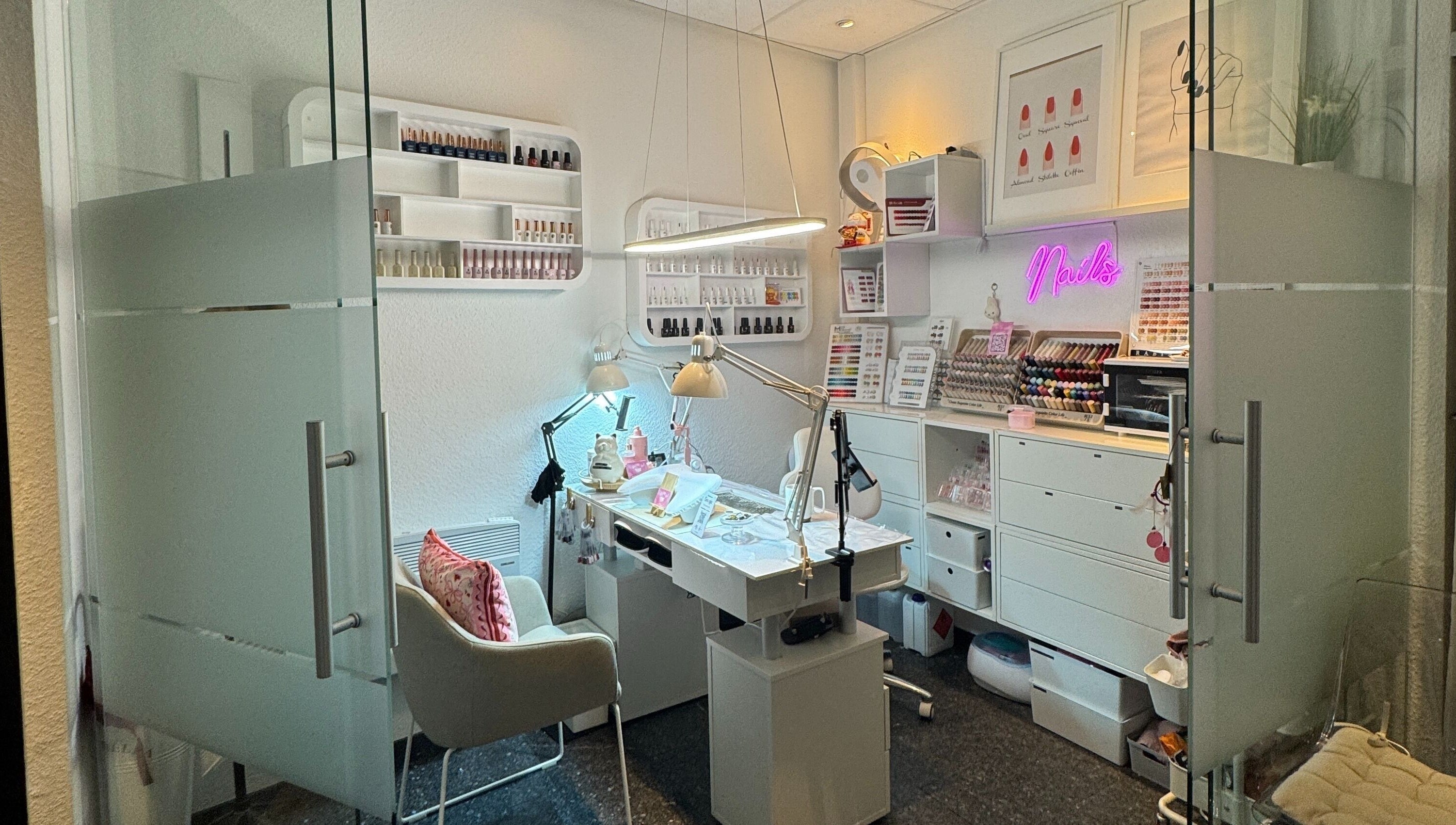 Elegantes Nagelstudio bei Tee In Beautee, Düsseldorf, Nordrhein-westfalen, DE mit modernen Lampen.