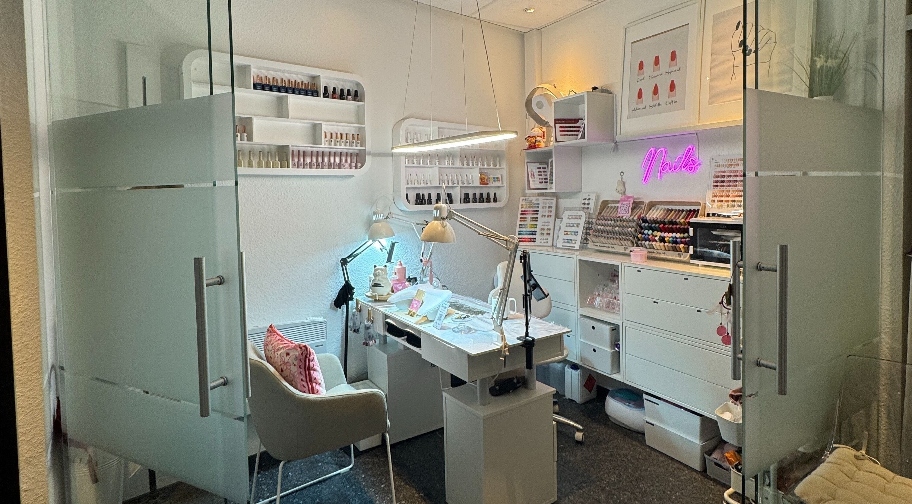 Elegantes Nagelstudio bei Tee In Beautee, Düsseldorf, Nordrhein-westfalen, DE mit modernen Lampen.