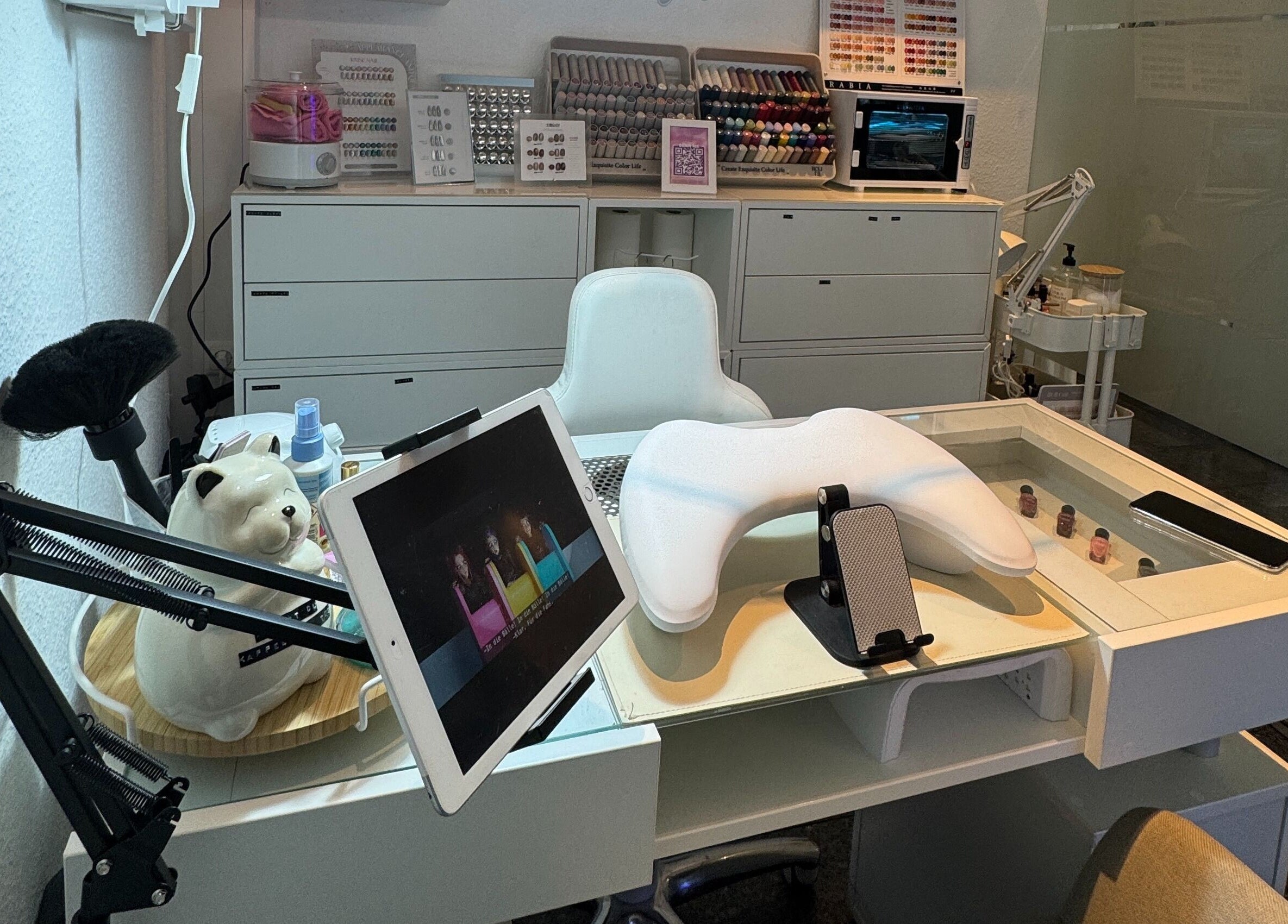 Elegante Nagelstudio-Einrichtung bei Tee In Beautee in Düsseldorf, Nordrhein-westfalen, DE.