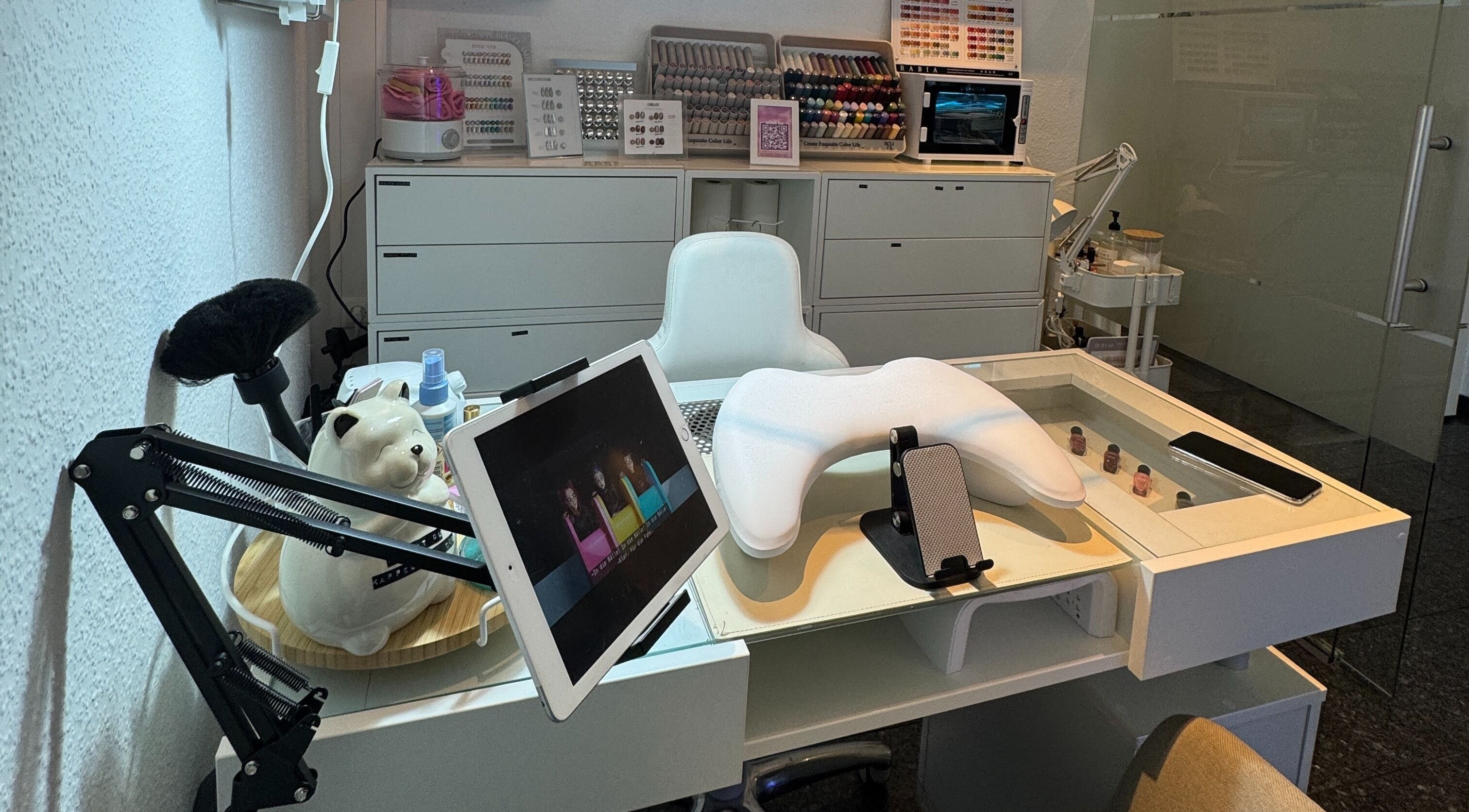 Elegante Nagelstudio-Einrichtung bei Tee In Beautee in Düsseldorf, Nordrhein-westfalen, DE.