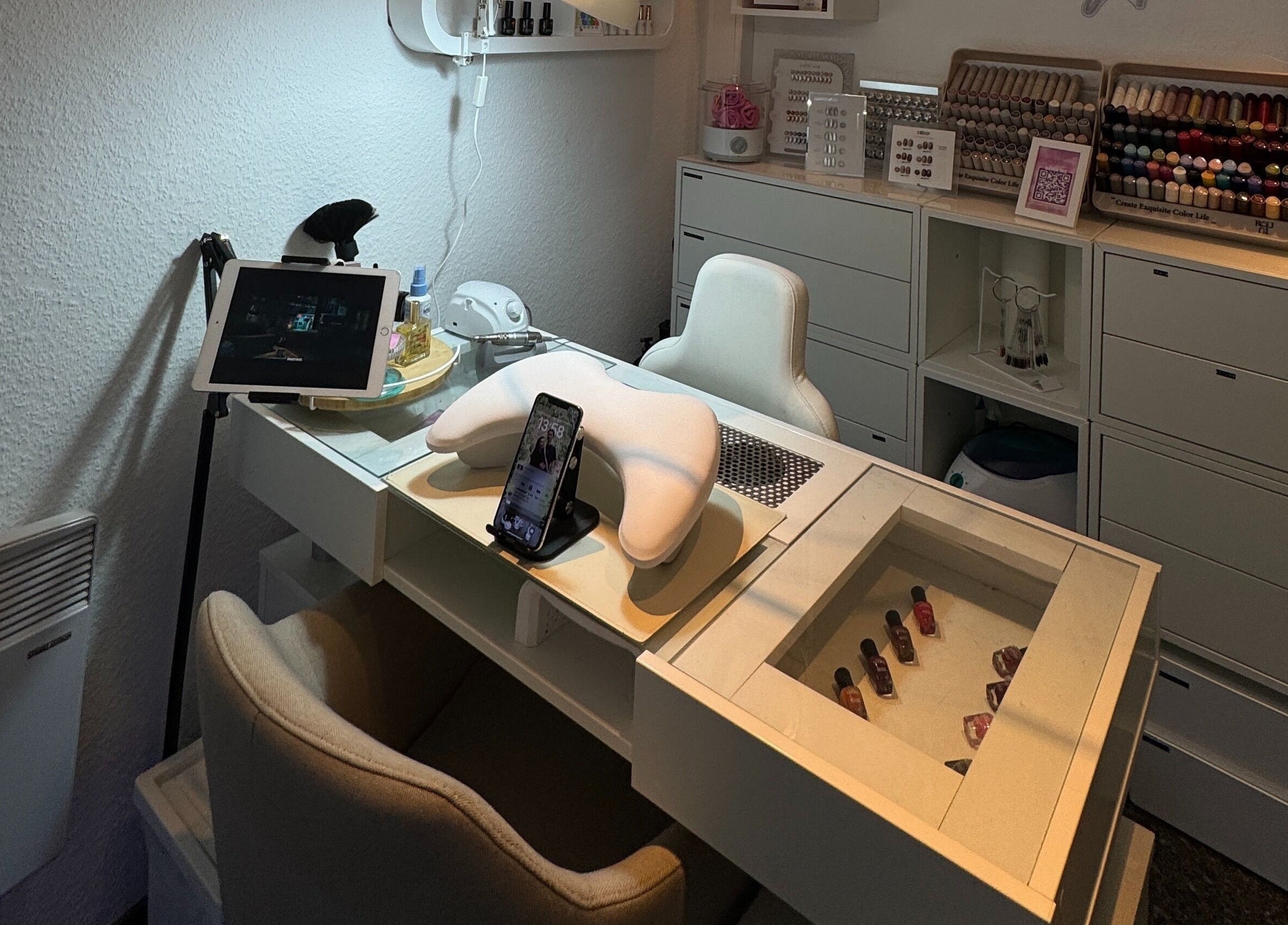 Eleganter Nageltisch bei Tee In Beautee, Düsseldorf, Nordrhein-westfalen, DE, mit moderner Ausstattung.