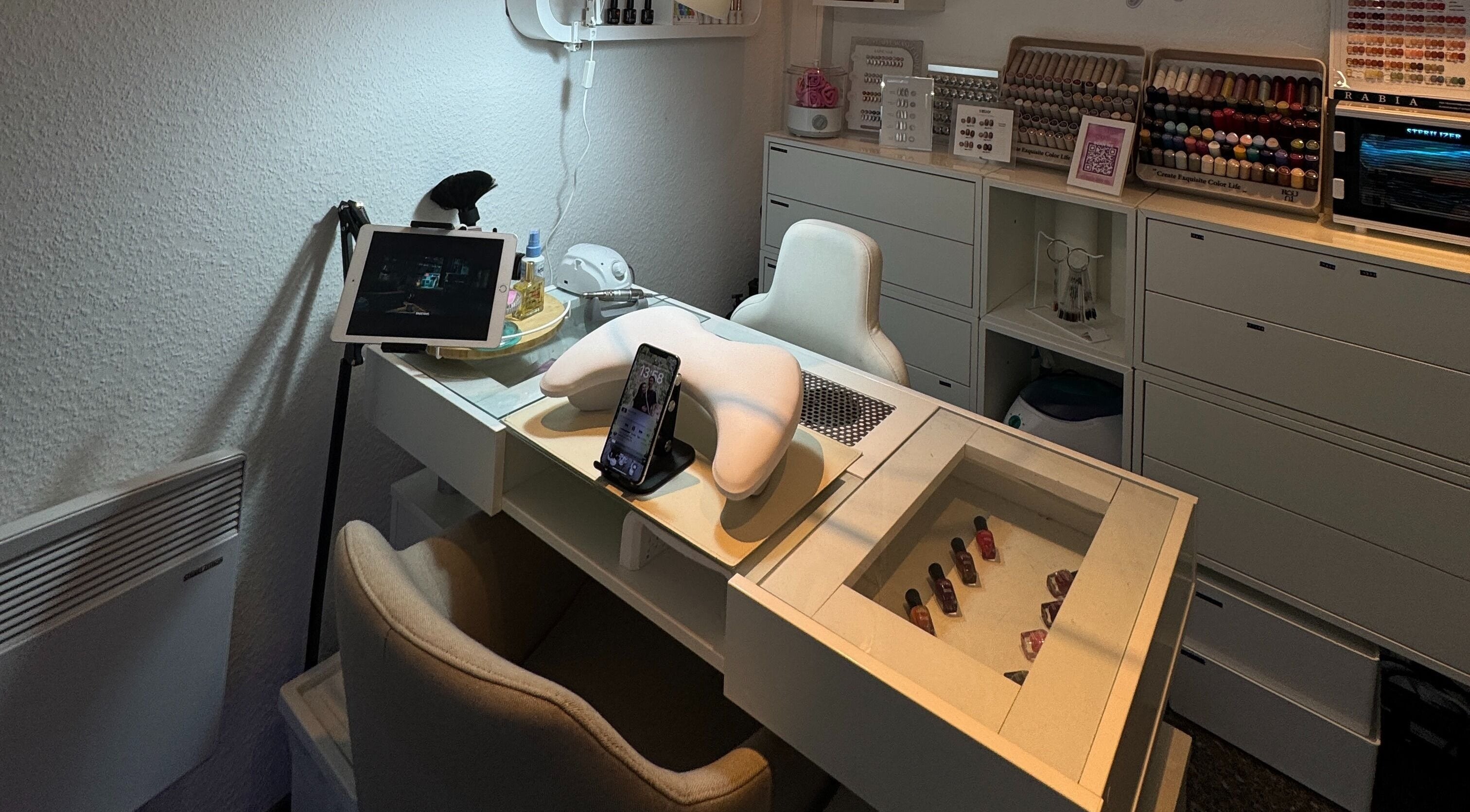 Eleganter Nageltisch bei Tee In Beautee, Düsseldorf, Nordrhein-westfalen, DE, mit moderner Ausstattung.