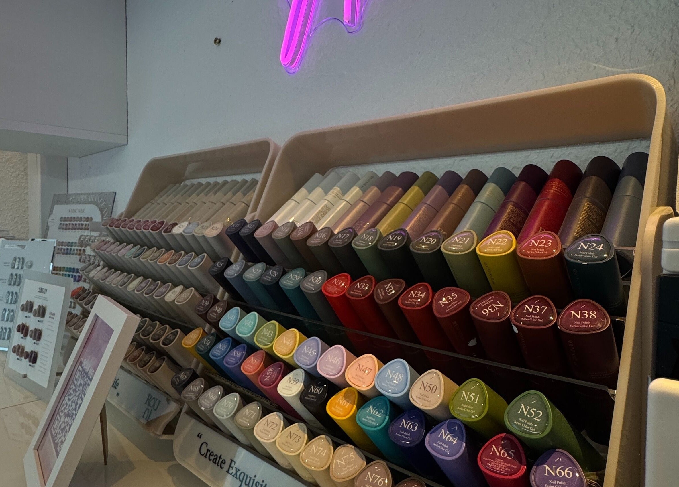 Nagellacksortiment bei Tee In Beautee, Düsseldorf, Nordrhein-westfalen, DE.