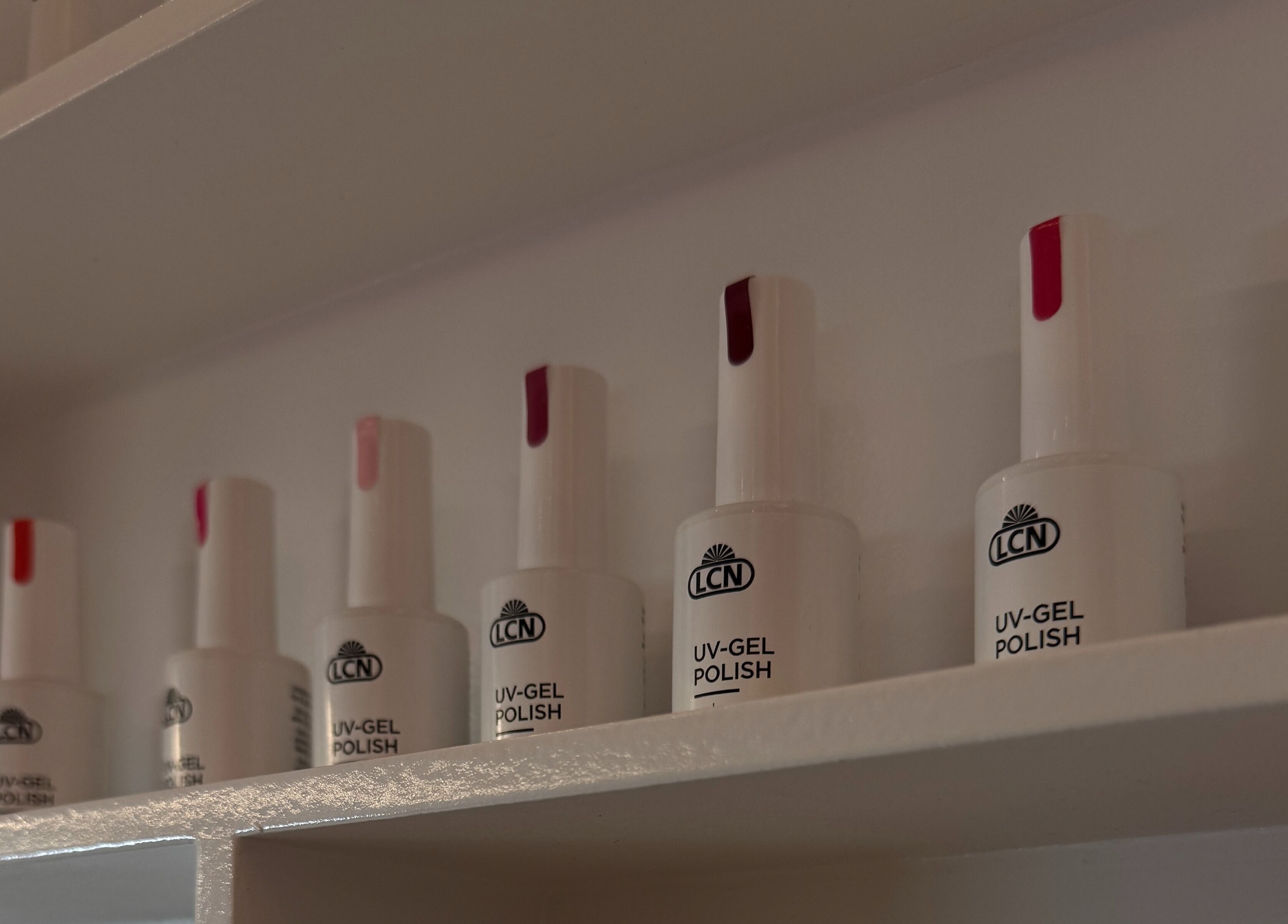 Bunte UV-Gel-Politurflaschen im Tee In Beautee, Düsseldorf, Nordrhein-westfalen, DE.