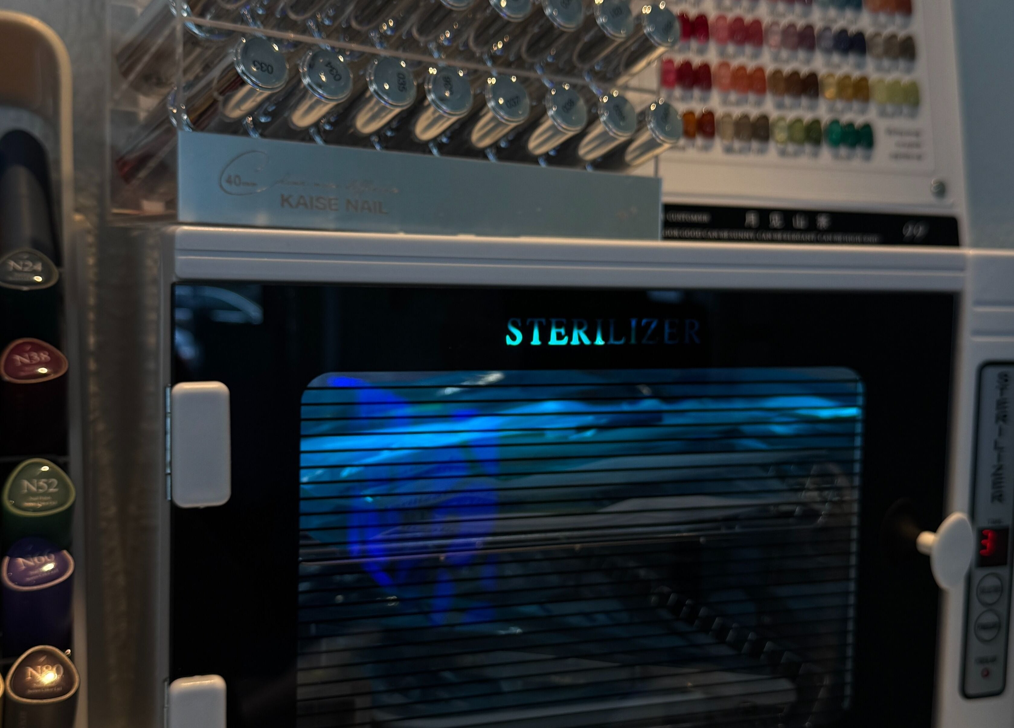 Nagellack und Sterilisator im Tee In Beautee, Düsseldorf, Nordrhein-westfalen, DE.