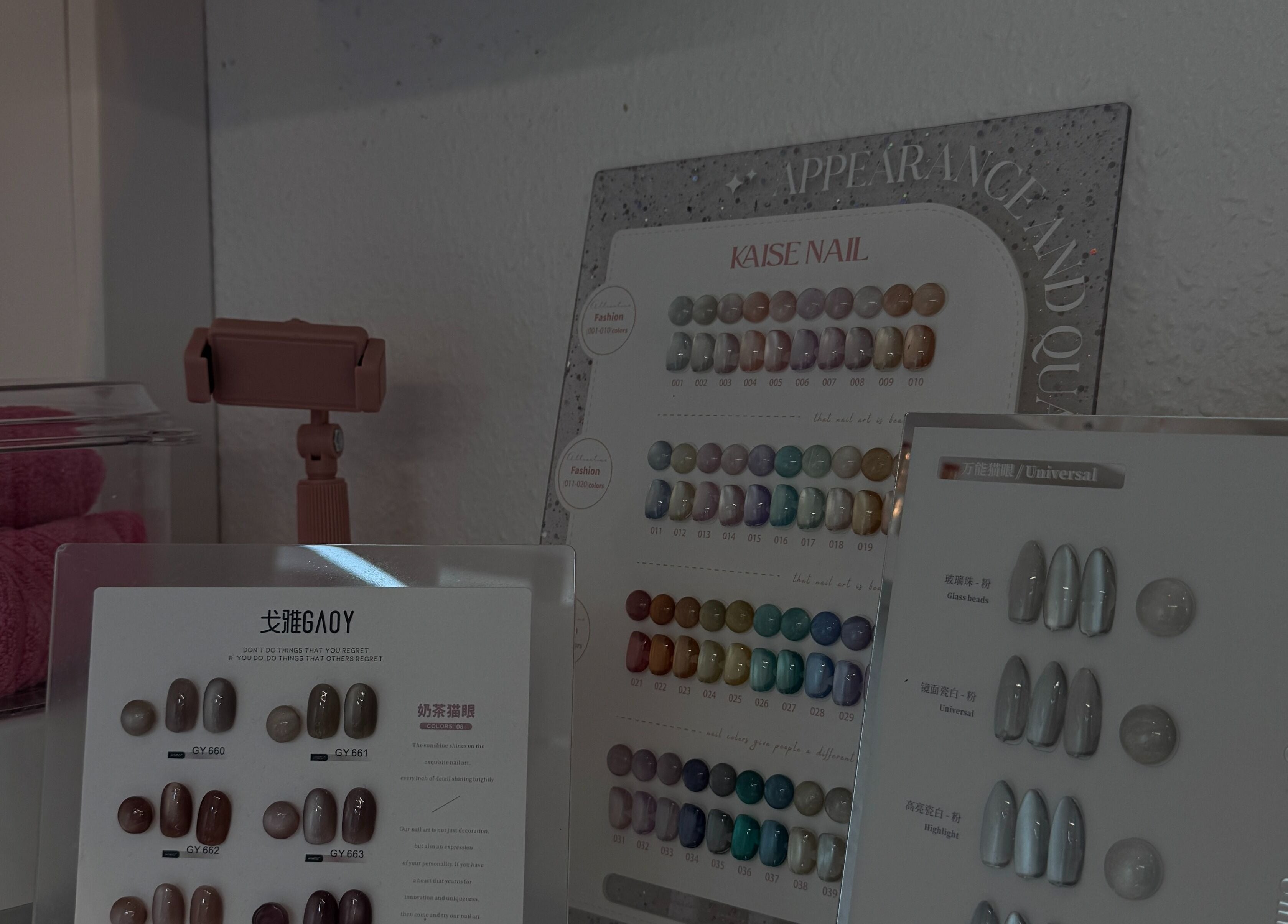 Nagelfarbpaletten bei Tee In Beautee, Düsseldorf, Nordrhein-westfalen, DE, bieten vielfältige Farben zur Auswahl.