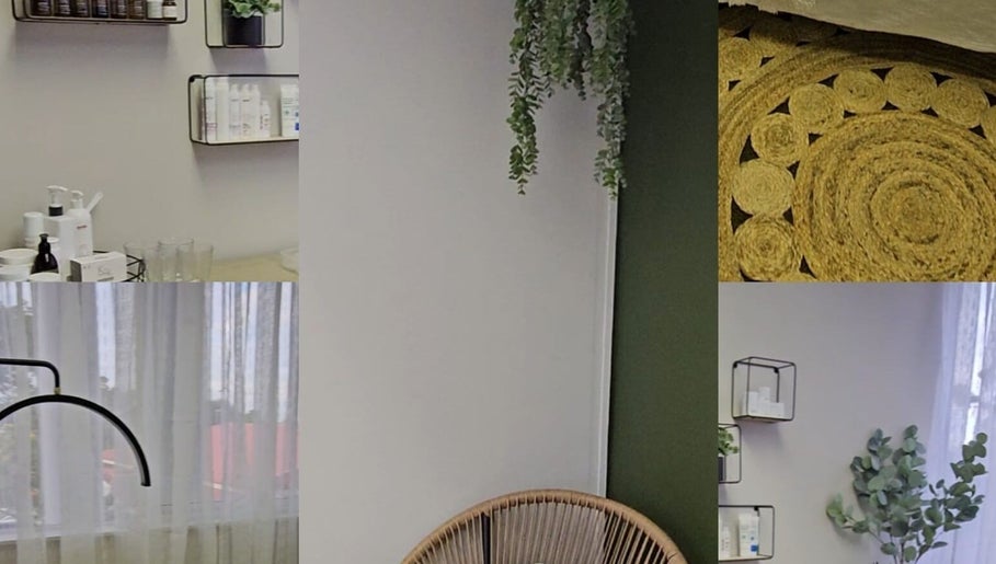 Relaxing space at Kloof - Dr Nicolette - Roxy Buchanan Advanced Skincare, Kloof, Kwazulu-natal, ZA, with elegant decor.