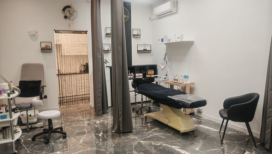 Elegante salon opstelling bij Varda Beauty Room, Mortsel, Vlaanderen, BE, met luxe behandelstoel en moderne inrichting.
