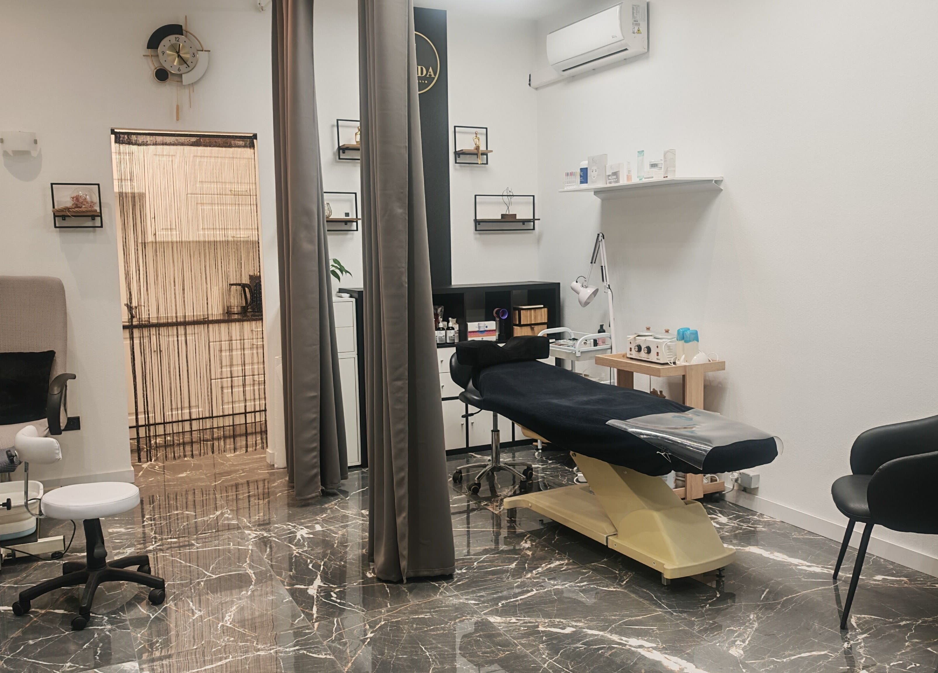 Elegante salon opstelling bij Varda Beauty Room, Mortsel, Vlaanderen, BE, met luxe behandelstoel en moderne inrichting.