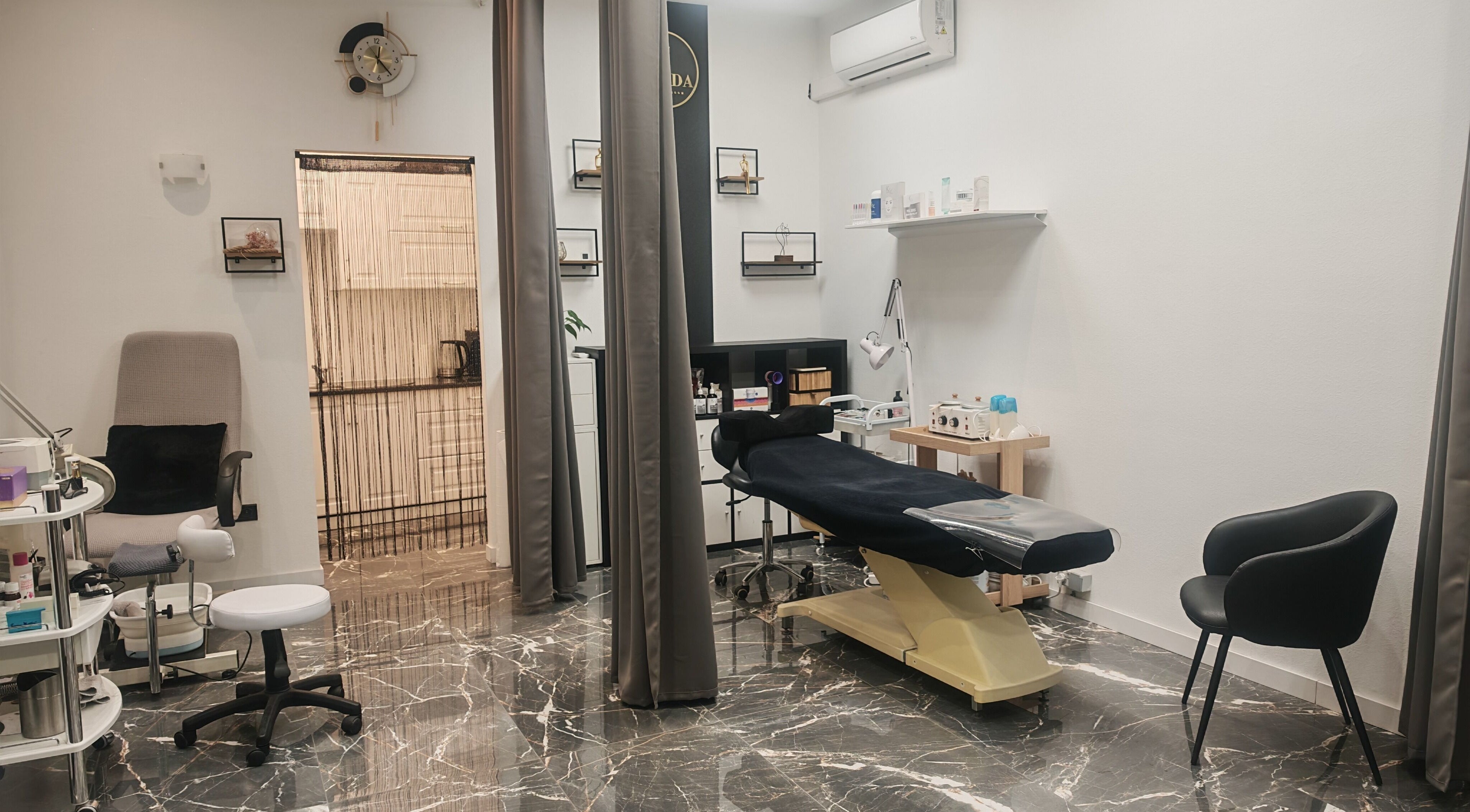 Elegante salon opstelling bij Varda Beauty Room, Mortsel, Vlaanderen, BE, met luxe behandelstoel en moderne inrichting.