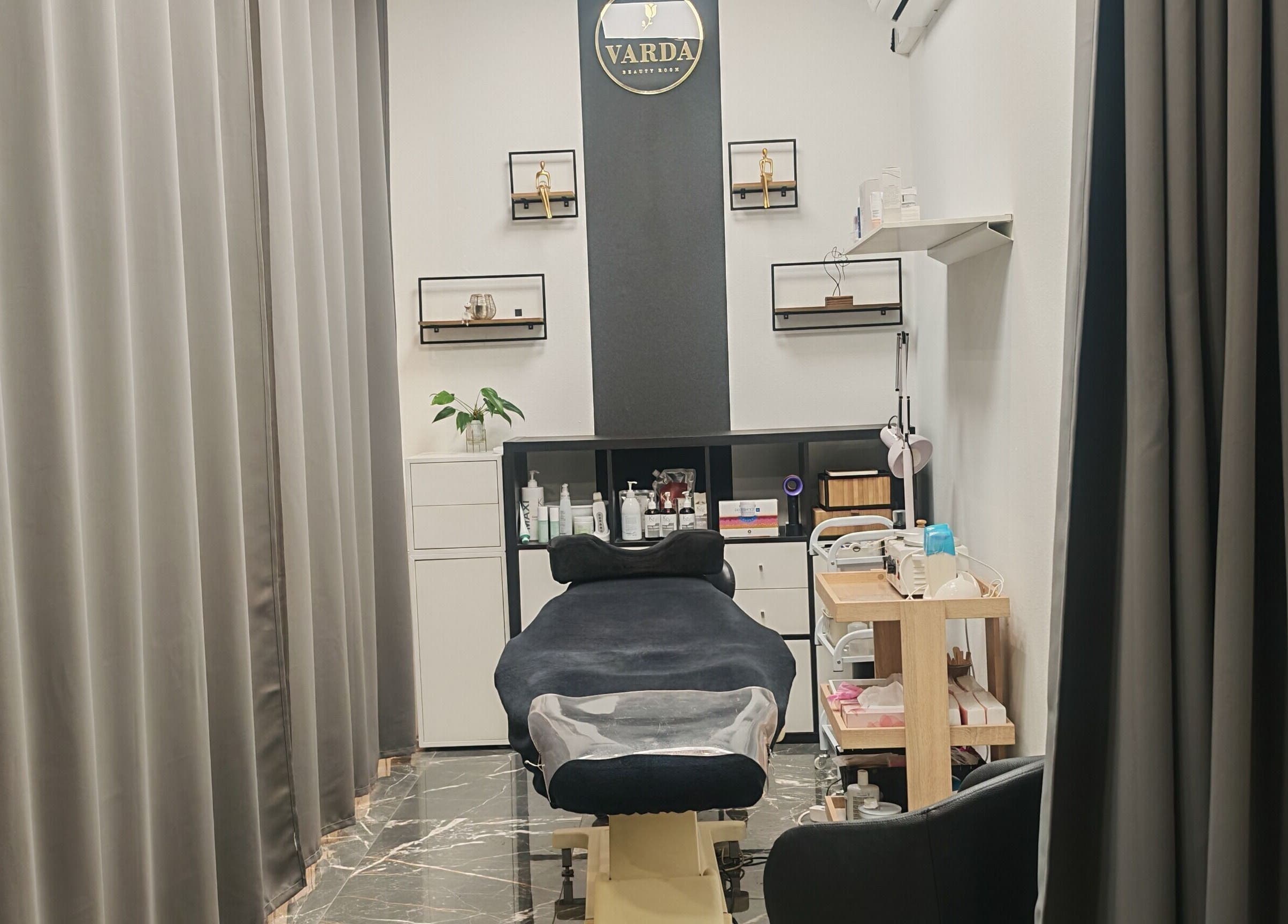 Varda Beauty Room, Mortsel, Vlaanderen, BE: stijlvolle verzorgingsruimte met luxe ligstoel en verzorgingsproducten.