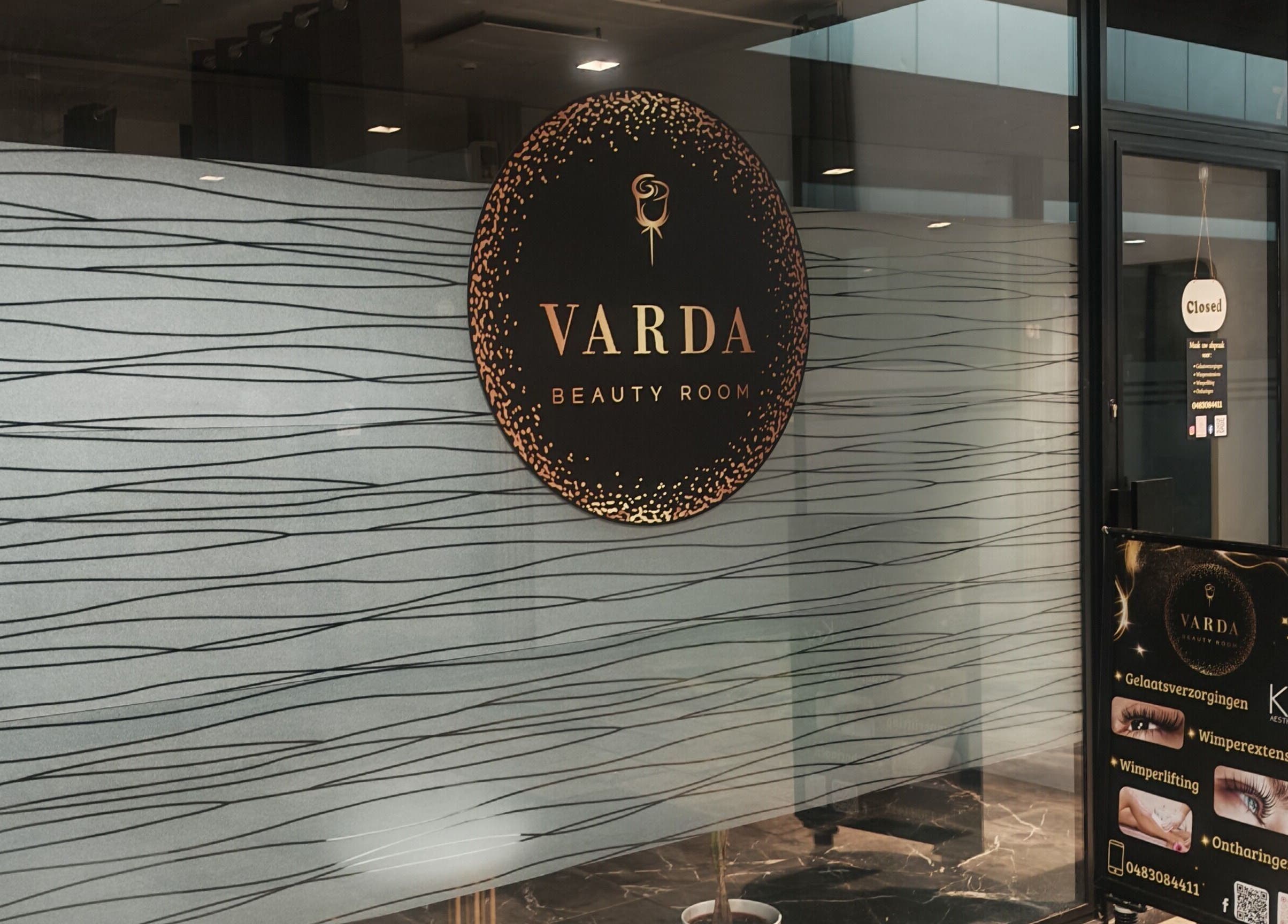 Ingang van Varda Beauty Room in Mortsel, Vlaanderen, BE met elegant logo op glazen deur.