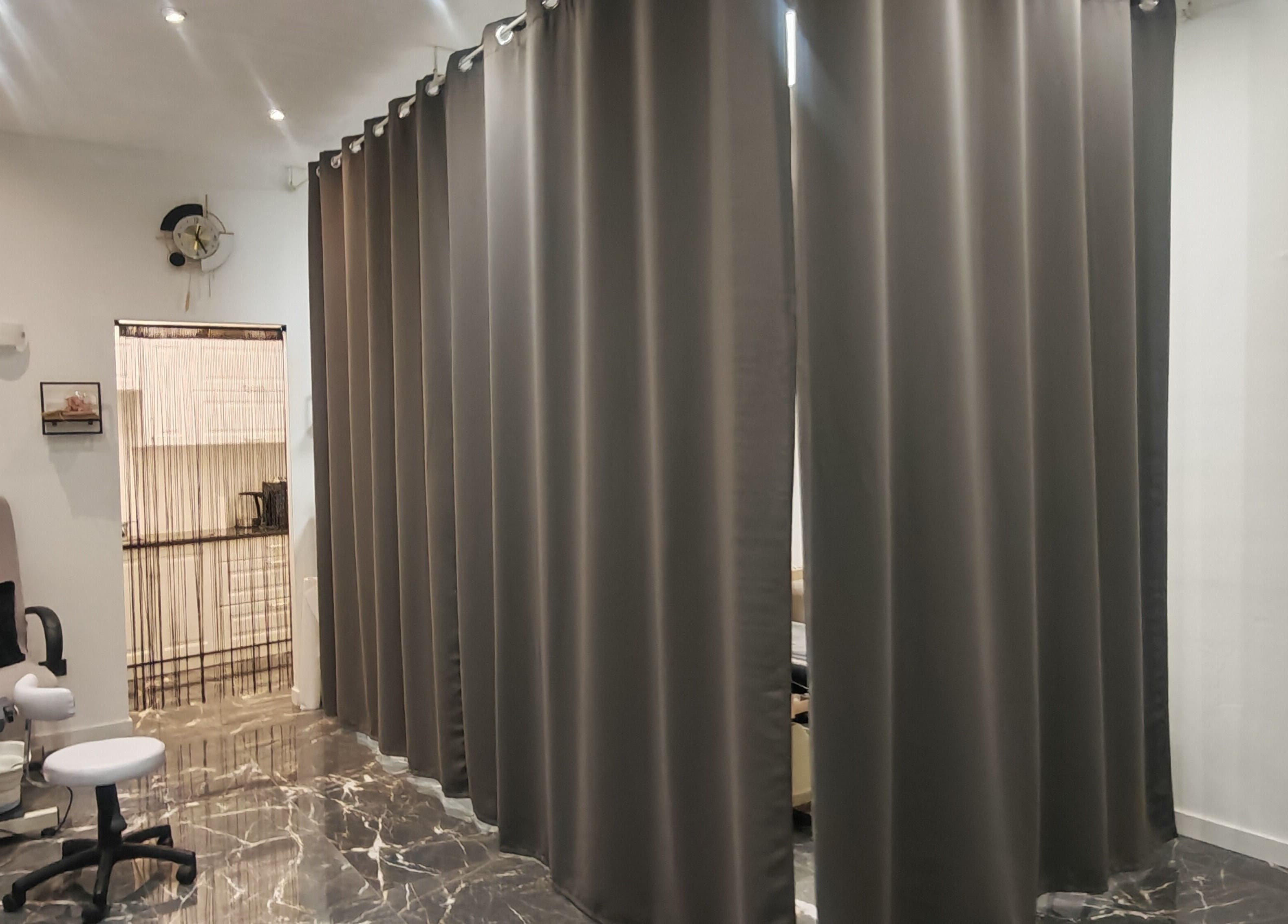 Interieur van Varda Beauty Room in Mortsel, Vlaanderen, BE met stijlvolle gordijnen en moderne inrichting.