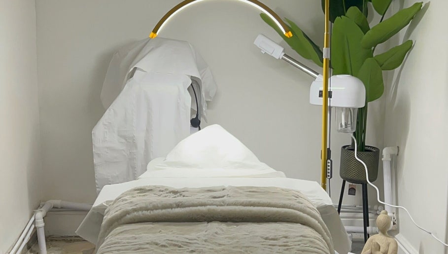 Relaxing treatment room in Luxe Mere’, London, England, GB with modern decor and calming ambiance.