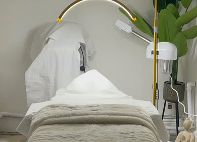 Relaxing treatment room in Luxe Mere’, London, England, GB with modern decor and calming ambiance.