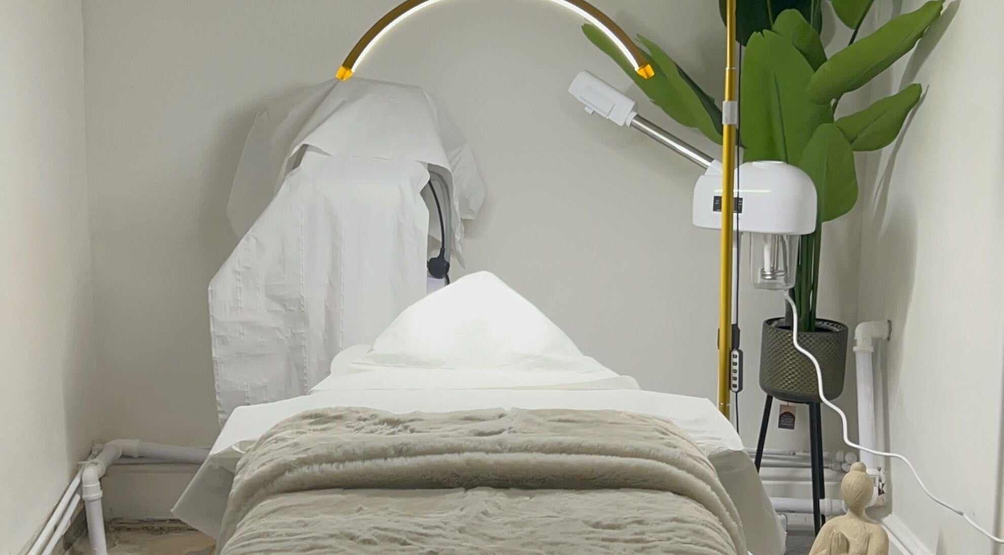 Relaxing treatment room in Luxe Mere’, London, England, GB with modern decor and calming ambiance.