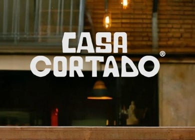 Reflejo del logo Casa Cortado en la ventana. Ubicación: Barcelona, Catalunya, ES.