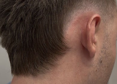 Corte de cabello moderno en Casa Cortado, Barcelona, Catalunya, ES, mostrando estilo fresco y ordenado.