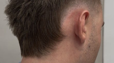 Corte de cabello moderno en Casa Cortado, Barcelona, Catalunya, ES, mostrando estilo fresco y ordenado.