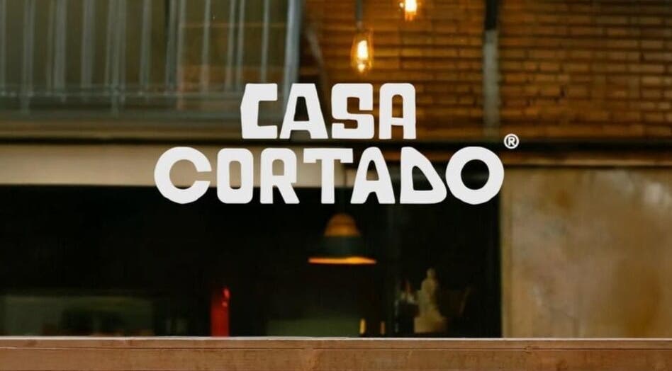Logo de Casa Cortado en fachada iluminada en Barcelona, Catalunya, ES.